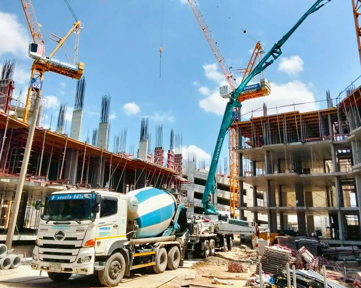 รถโม่คอนกรีต TPI และปั๊มคอนกรีต ที่โครงการ Title Artrio บางเทา ภูเก็ต